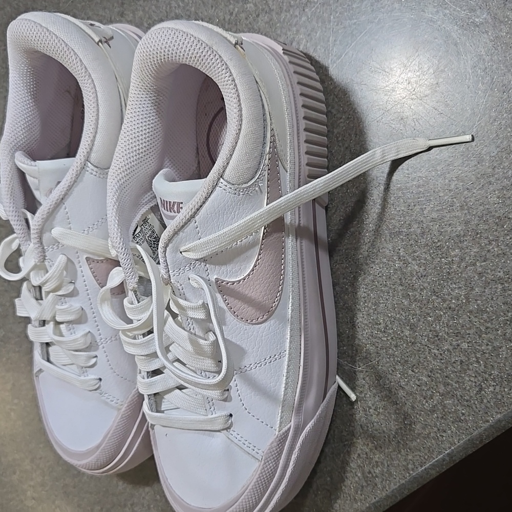 Nike White and Light Pink Casual Shoes - Picture 2 of 10